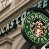 Starbucks va fermer des succursales dans le pays, celles dont la fréquentation est jugée insuffisante ou sans perspective économique à long terme. (archive) KEYSTONE/GAETAN BALLY